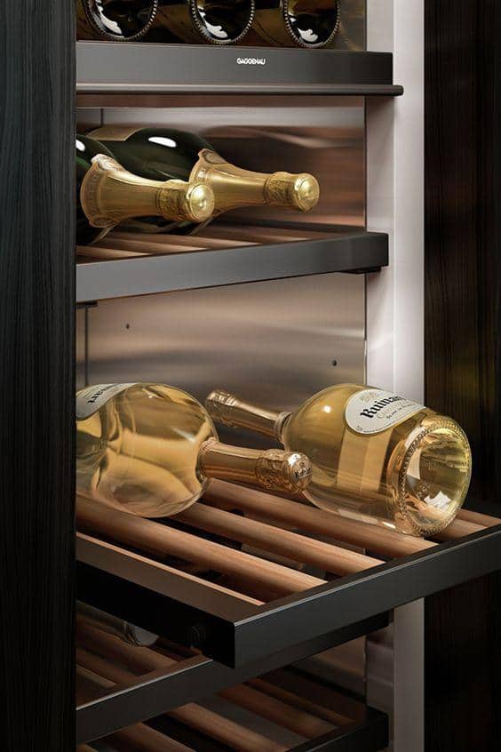 Mua tủ ướp rượu vang có giá đỡ không vừa với chai rượu