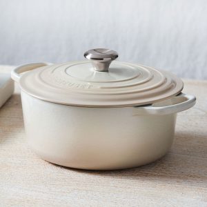 Nồi Gang Le Creuset 24cm Meringue Màu Cát 7 37399