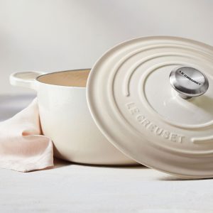 Nồi Gang Le Creuset 24cm Meringue Màu Cát 12 37400