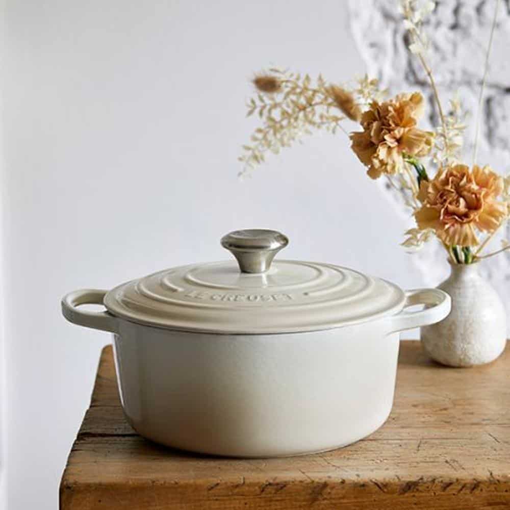 Nồi Gang Le Creuset 24cm Meringue Màu Cát 13 Nồi Gang Le Creuset 24cm Meringue Màu Cát