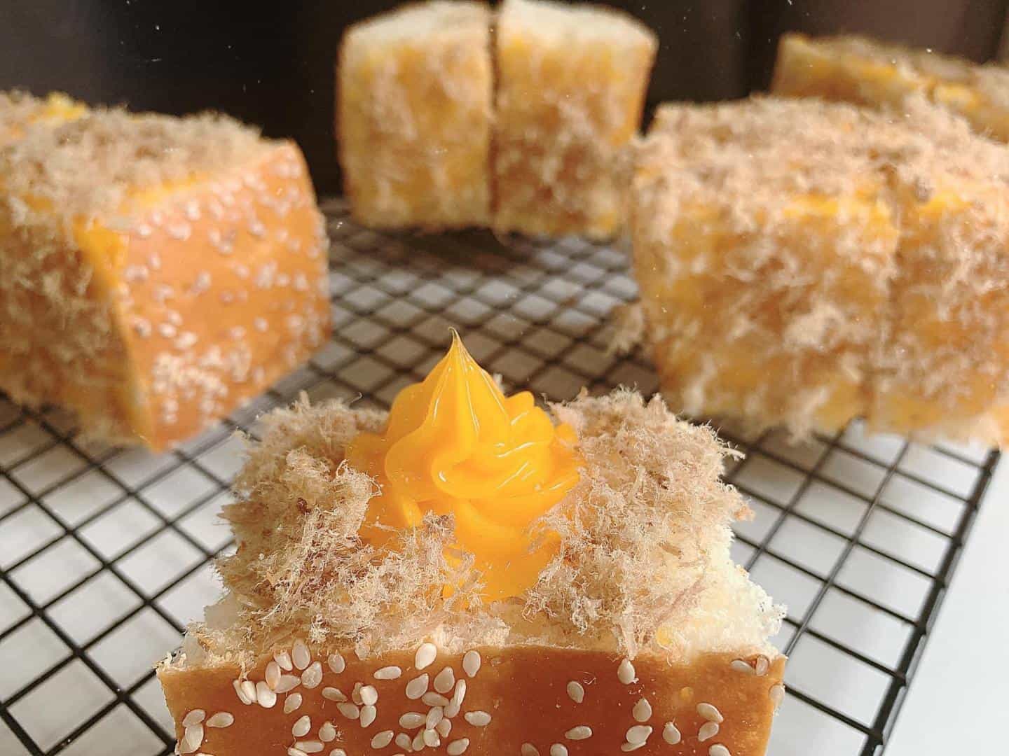 5 Cách làm bánh mì chà bông sốt dầu trứng mềm thơm khó cưỡng 2 Cách làm bánh mì chà bông sốt dầu trứng