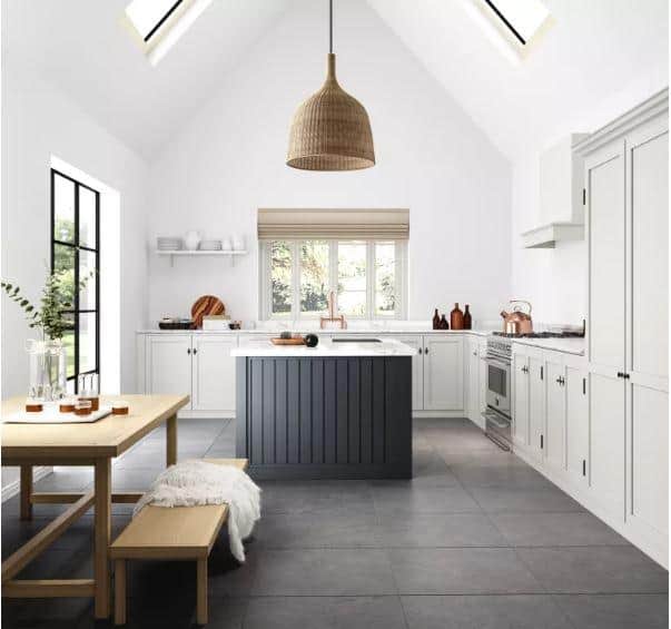 32 Ý Tưởng Thiết Kế Không Gian Bếp Mở 18 Tối đa hóa ánh sáng tự nhiên để tạo cảm giác thoáng đãng, rộng rãi