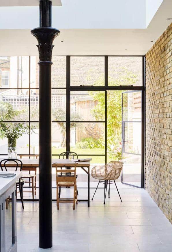 32 Ý Tưởng Thiết Kế Không Gian Bếp Mở 23 Lựa chọn cửa sổ và cửa ra vào bằng kim loại