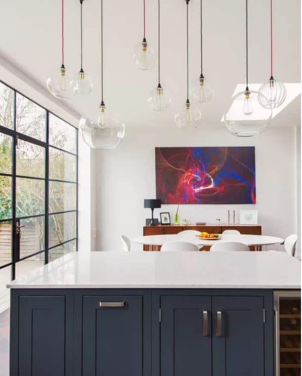 32 Ý Tưởng Thiết Kế Không Gian Bếp Mở 24 Sử dụng đèn cheo để tạo điểm nhấn trong nhà bếp