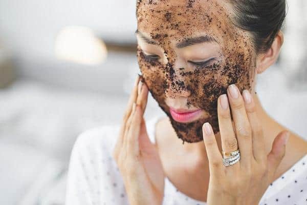 Bã pha cà phê để được bao lâu? Bảo quản bã pha cà phê 2 Bã pha cà phê được chị em dùng để làm đẹp