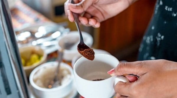 Hướng dẫn các bước pha cà phê sữa bằng máy chuẩn nhất 2 Pha cà phê bằng máy tiết kiệm thời gian hơn cà phê truyền thống