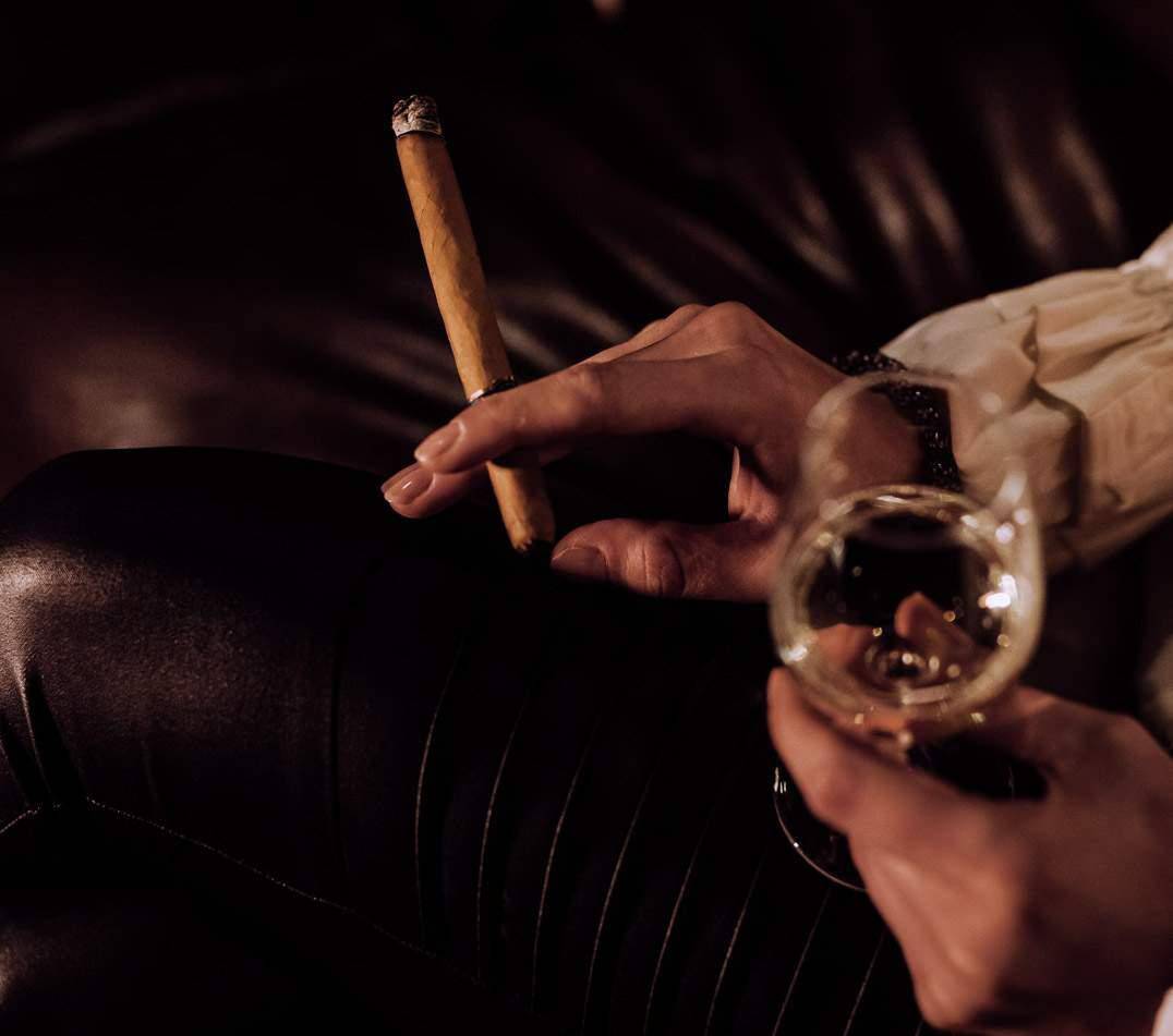 Cách Kết Nối Hương Vị Rượu Và Xì Gà 1 Cách Kết Nối Hương Vị Rượu Và Xì Gà