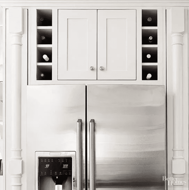 21 Ý Tưởng Thiết Kế Không Gian Bảo Quản Rượu Độc Đáo 14 Tận dụng không gian phía trên tủ lạnh