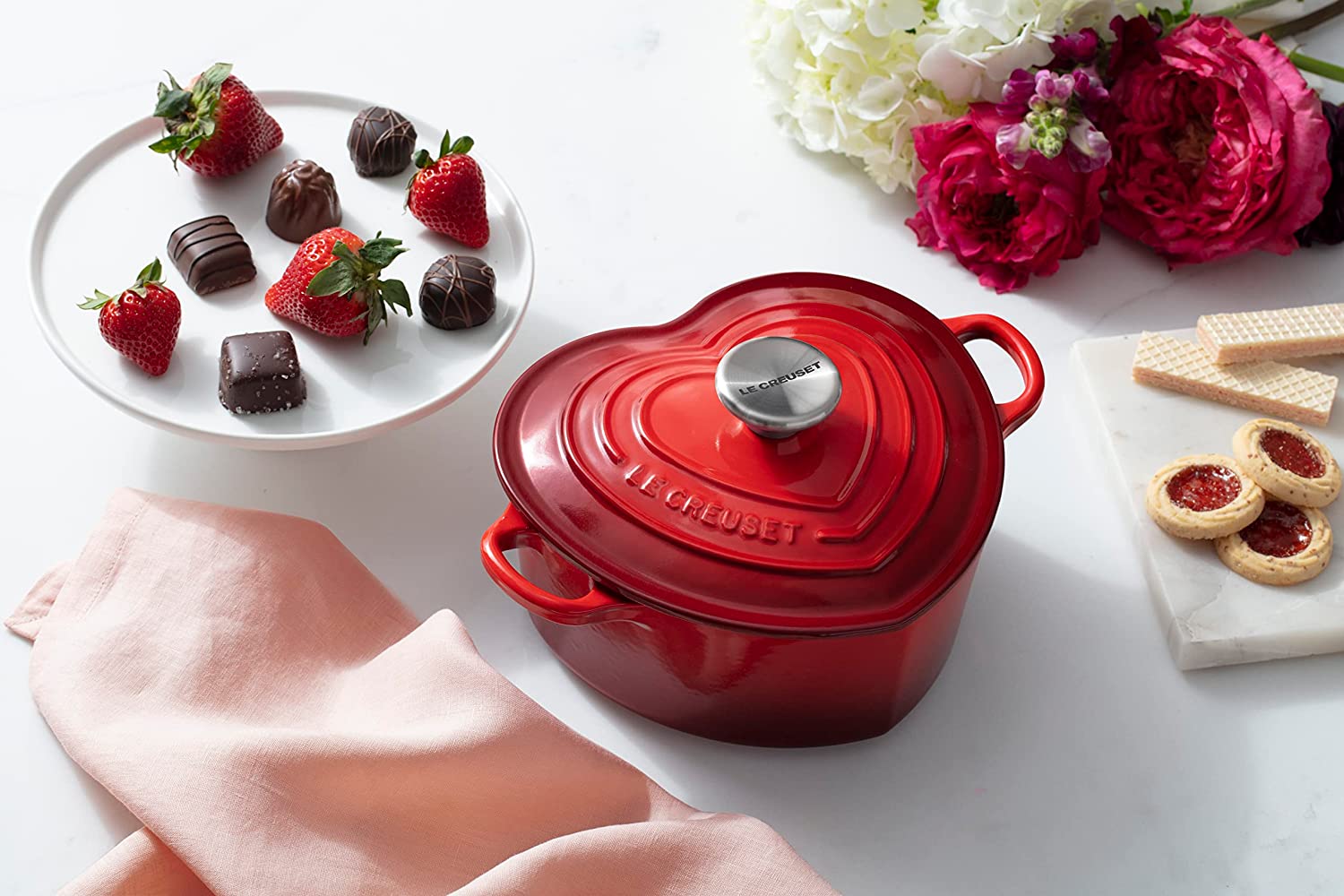 Nồi Gang Le Creuset Heart Cocotte Cerise 1,9L-4 Nồi Gang Le Creuset Heart Cocotte Cerise 1,9L
